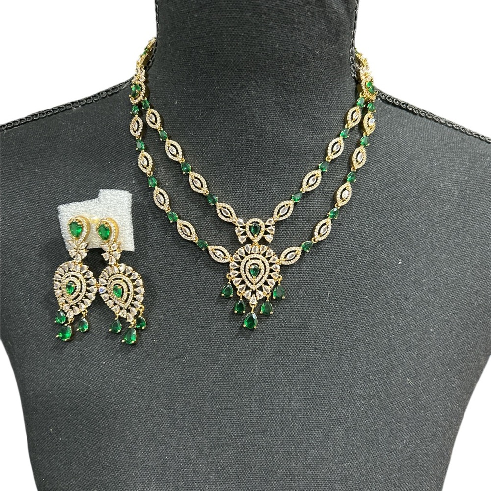 Elegant Green and Gold Necklace Set